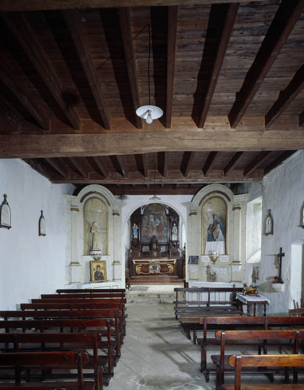 Vue intérieure de la chapelle prise de la nef vers le choeur.