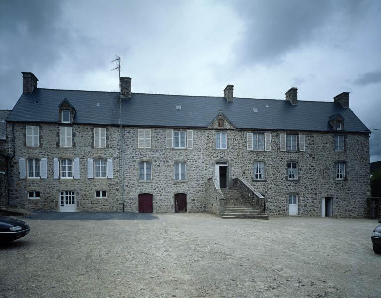 Vue d'ensemble de la façade sud.