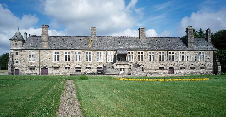 Le château des Galleries, 1er quart du 16e siècle ; Vue d'ensemble de la façade ouest.