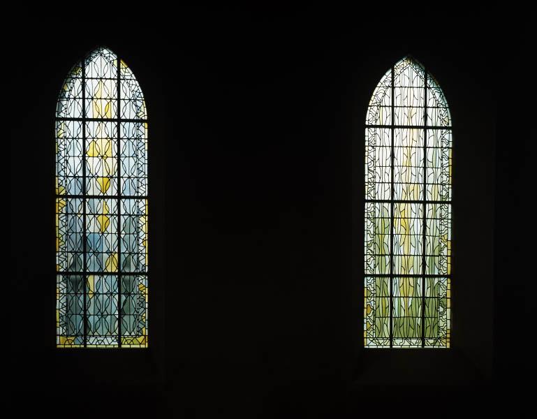 Intérieur de la chapelle, vue des baies de la nef.