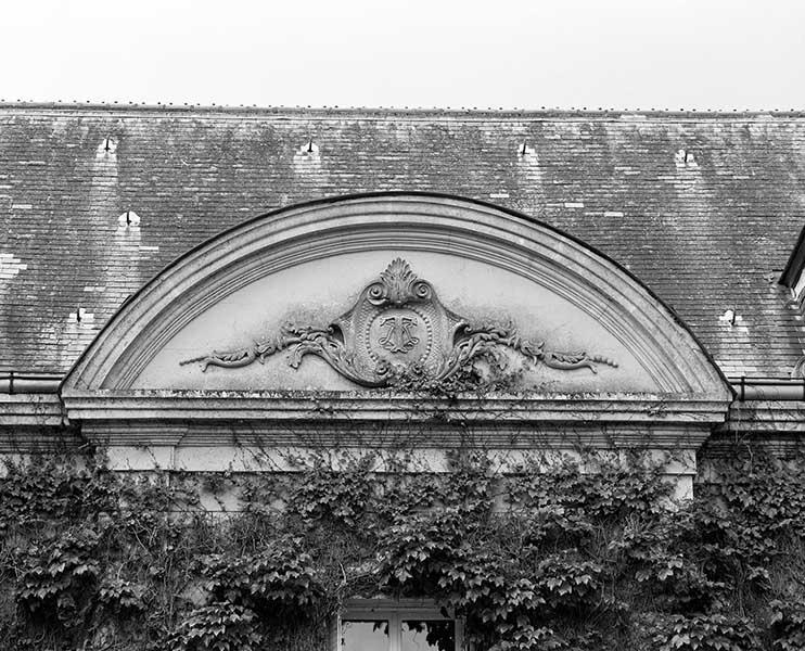 Détail du fronton de l'avant-corps de la façade sud.