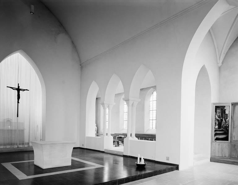 Intérieur de la chapelle, vue du choeur et la chapelle latérale.