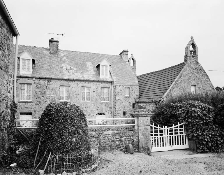 La chapelle et le logement en dépendance.