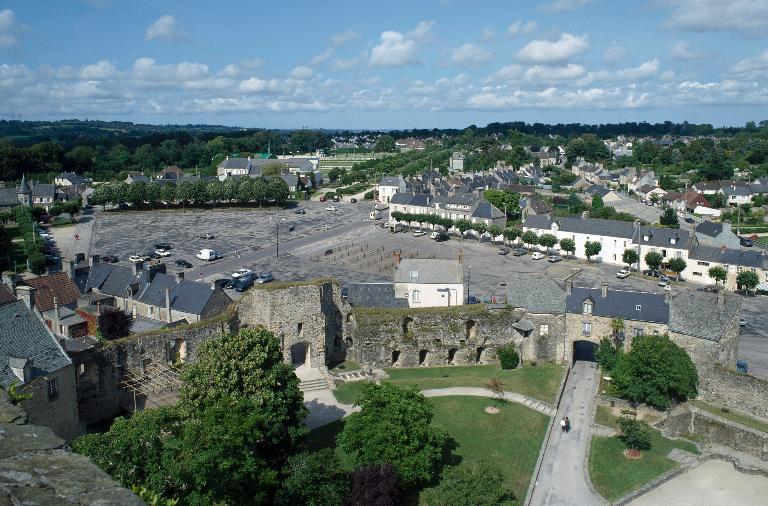 Place des Buttes et place Sainte-Anne depuis le château ; La place des Buttes et la place Sainte-Anne depuis la plate-forme du donjon de l'ancien château fort.
