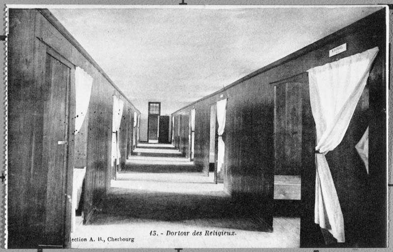 13. Dortoir des Religieux.- Carte postale, s.d., début 20e siècle. (Collection particulière).