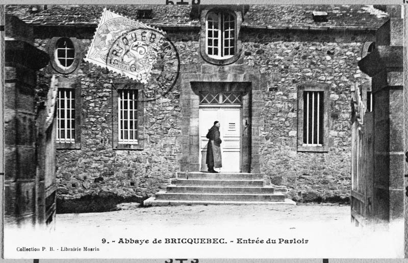 9. Abbaye de Bricquebec. - Entrée du Parloir.- Carte postale, s.d., début 20e siècle. (Collection particulière).