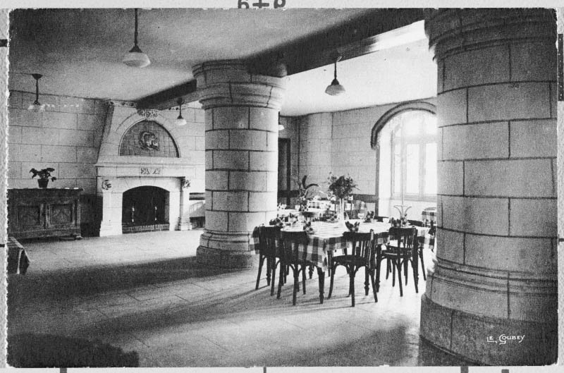 Intérieur de la grande salle de l'ancien logis.- Carte postale, Le Gouby éd., début 20e siècle. (Collection particulière).