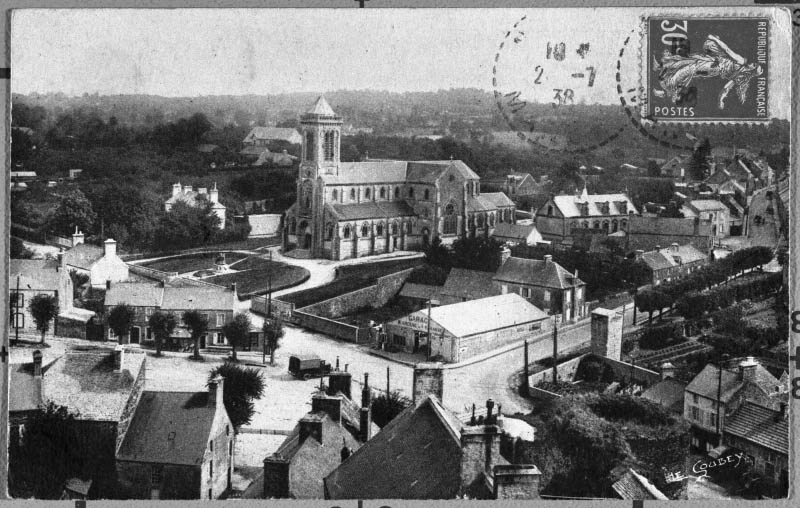 Vue de l'église paroissiale depuis le sommet du donjon de l'ancien château fort.- Carte postale, s.d., début 20e siècle. (AD Manche).