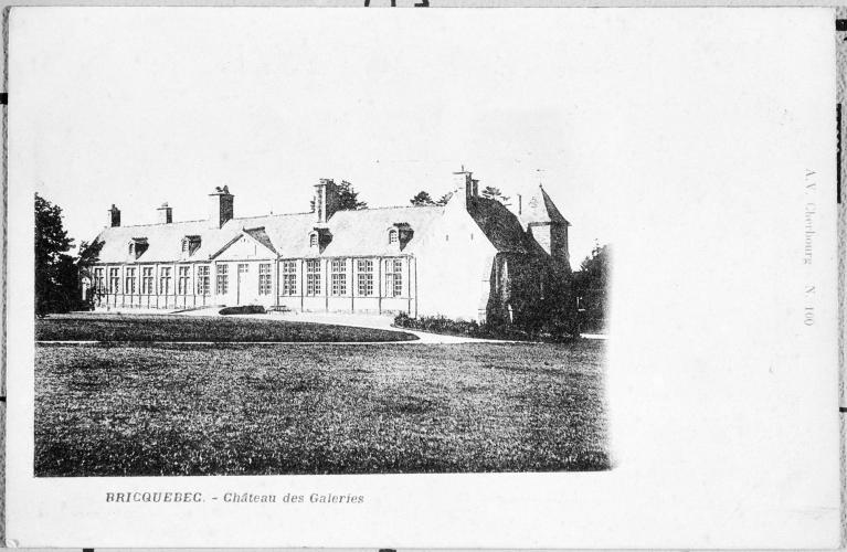 Bricquebec. - Le Château des Galeries, façade est.- Carte postale, s.d., début 20e siècle (Collection particulière).