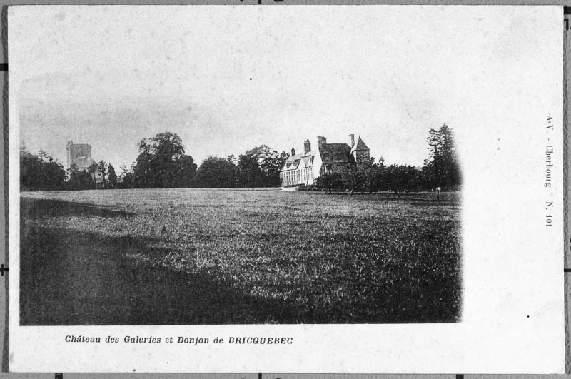 Château des Galeries et Donjon de Bricquebec, vue depuis le nord.- Carte postale, s.d., début 20e siècle. (Collection particulière).