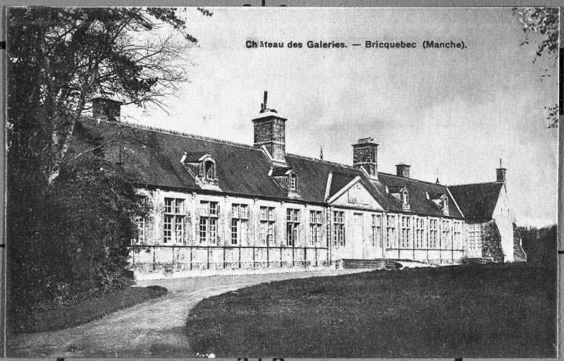 Château des Galeries. Bricquebec (Manche), façade est.- Carte postale, s.d., début 20e siècle. (Collection particulière).