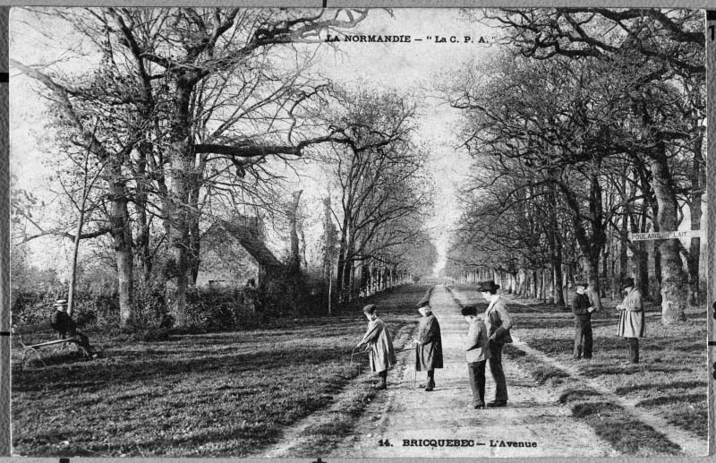 14. Bricquebec - L'Avenue, vue de l'Avenue Matignon depuis la place des Buttes.- Carte postale, la CPA éd., s.d., début 20e siècle. (AD Manche).