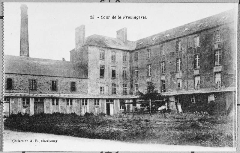 23 - Cour de la Fromagerie.- Carte postale, s.d., début 20e siècle. (Collection particulière).