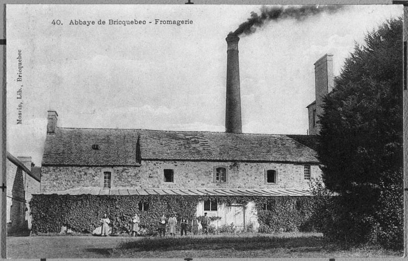 40. Abbaye de Bricquebec - Fromagerie.- Carte postale, début 20e siècle. (Collection particulière).