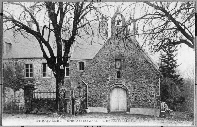 Bricquebec. L'Ermitage Ste-Anne - L'Entrée de la Chapelle.- Carte postale, vers 1900. (Collection particulière).