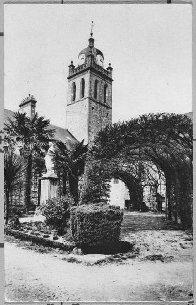 Jardin des moines et tour clocher de la chapelle.