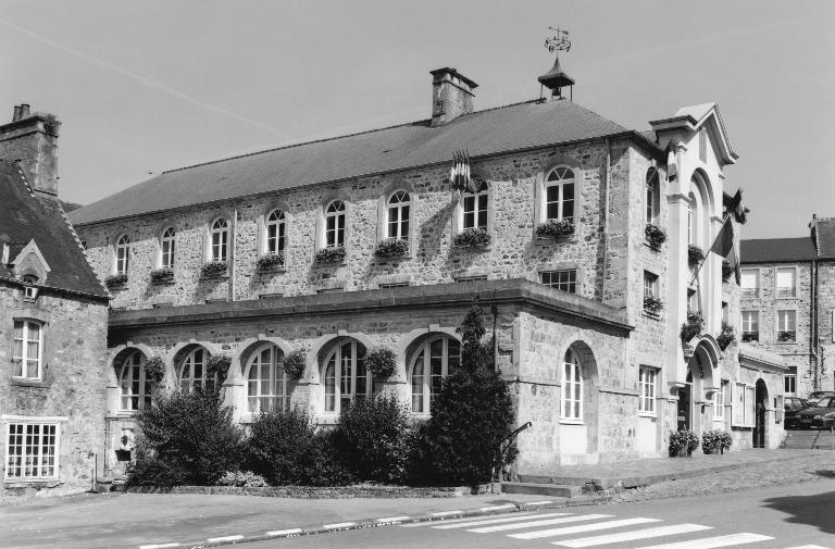 Vue d'ensemble de la mairie prise du sud-est.