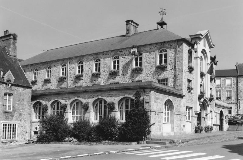 Vue d'ensemble de la mairie prise du sud-est.