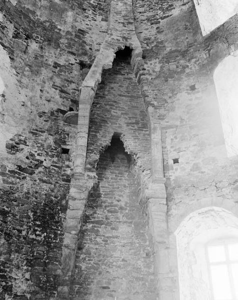 Le donjon, vestiges des cheminées intérieures.