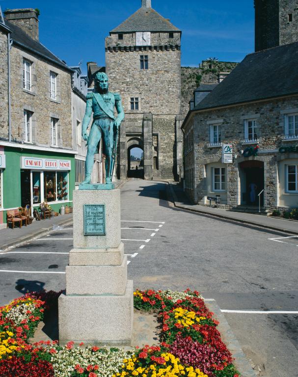 Vue d'ensemble de la tour porte dite "Tour de l'horloge". ; Vue d'ensemble du monument, devant la "Tour de l'Horloge", avant son déplacement.