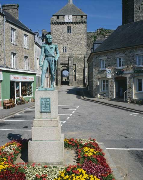 Vue d'ensemble de la tour porte dite 'Tour de l'horloge'.