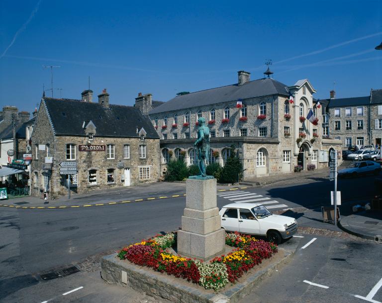 Vue d'ensemble de la mairie, prise du sud-est. ; Vue d'ensemble du monument, face à la mairie, avant son déplacement.