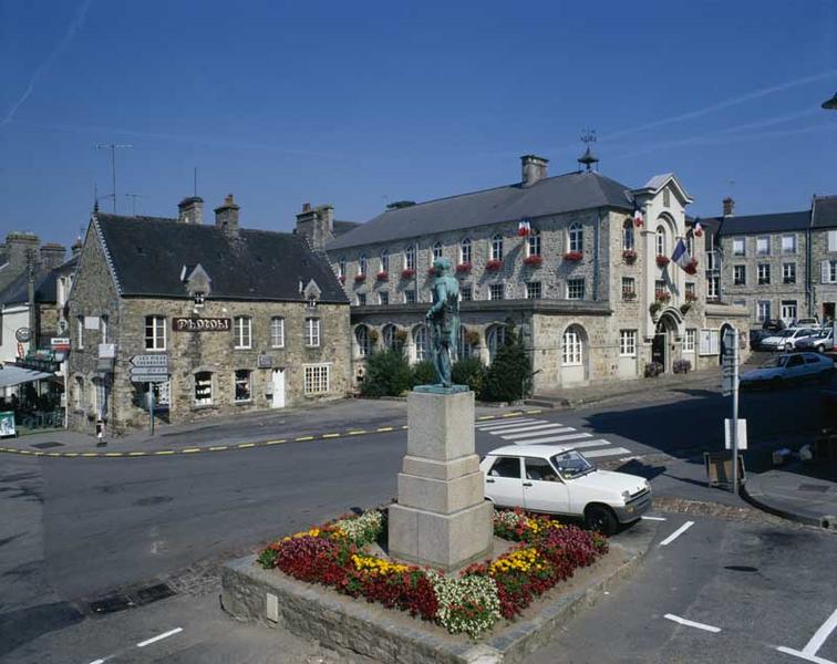 Vue d'ensemble de la mairie prise du sud-est.