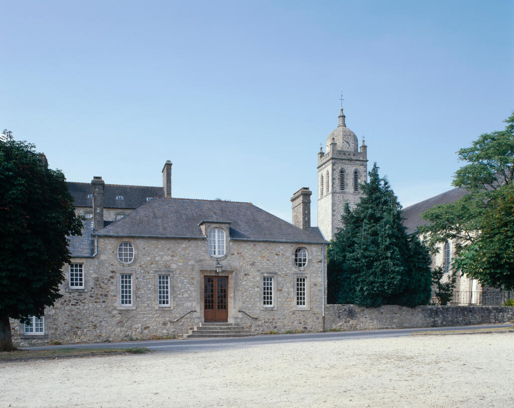 Vue d'ensemble de l'hôtellerie et de la chapelle.