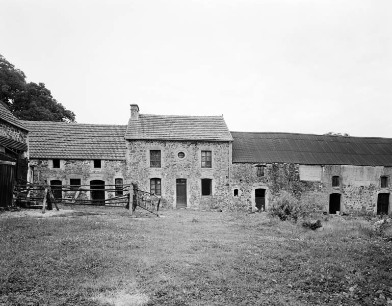 Vue d'ensemble des dépendances agricoles.