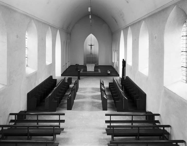 Vue intérieure de la chapelle depuis la tribune vers le choeur.