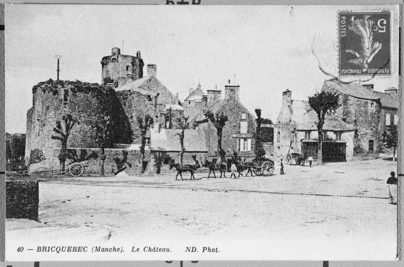 40 - Bricquebec (Manche). Le Château.- Carte postale, N.D. phot. éd., vers 1900. (Collection particulière).