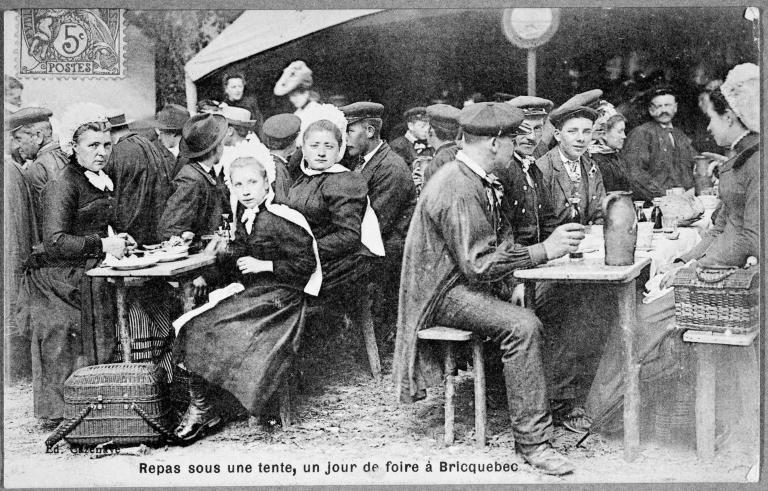 Repas sous une tente, un jour de foire à Bricquebec. La foire Sainte-Anne.- Carte postale, vers 1900 (Collection particulière).