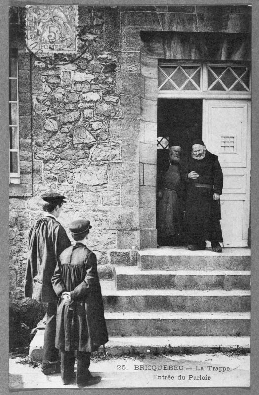 25. Bricquebec - La Trappe. Entrée du Parloir.- Carte postale, s.d., début 20e siècle. (Collection particulière).