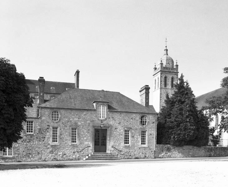 Vue d'ensemble de l'hôtellerie et de la chapelle.