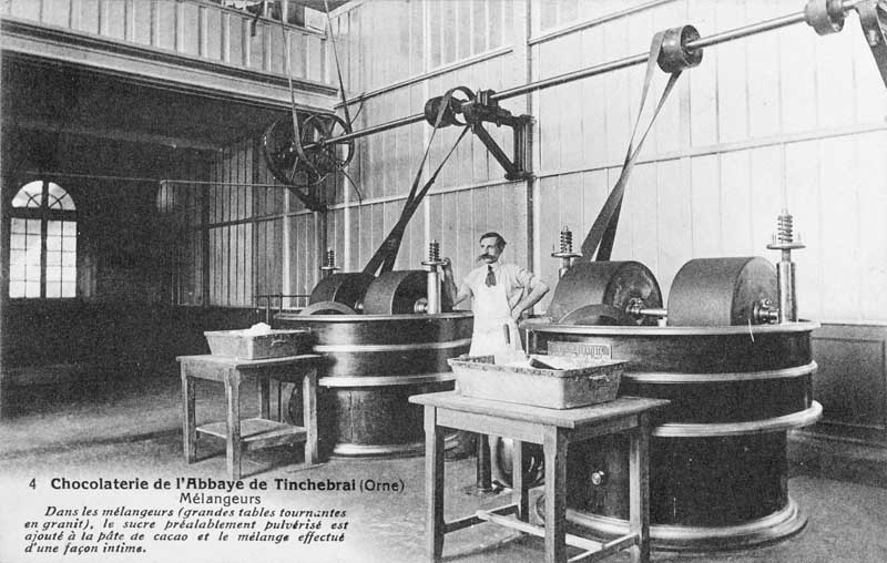 4 - Chocolaterie de l'Abbaye de Tinchebrai (Orne). Mélangeurs.- Carte postale, début 20e siècle. (Collection particulière Noisiel ville d'histoire).