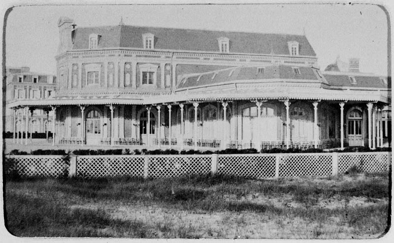 Le casino de Deauville.- Photographie ancienne, cliché n° 35, tirage papier albuminé contrecollé sur carton, n. et b., 9 x 6 cm, tirée de : Album photographique Henry Le Court (Musée municipal, Villa Montebello, Trouville-sur-Mer. Fonds photographique, collection Henry Le Court).