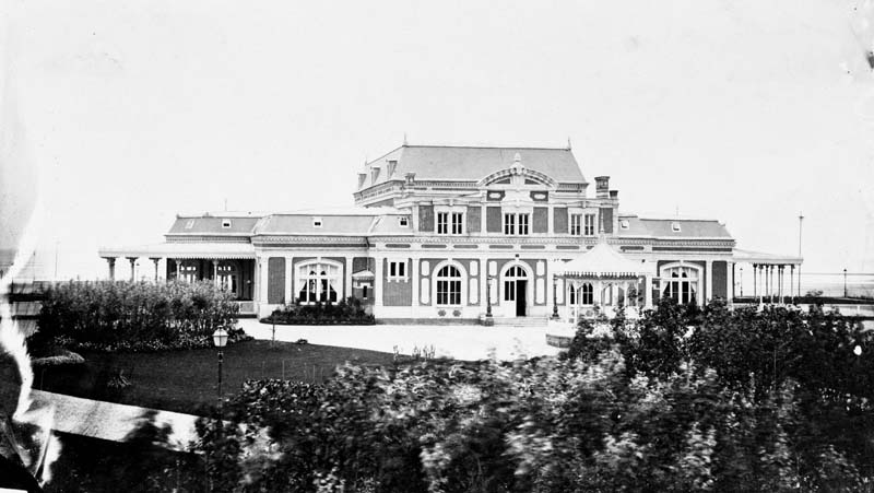 'Casino de Deauville détruit en 1895. Côté jardin.- Photographie, tirage papier albuminé contrecollé sur page d''album, n. et b., 13,3 x 23 cm, n.d., 3e quart du XIXe siècle, tirée de : Album photographique Henry Le Court, cliché n° 16 (Musée municipal, Villa Montebello, Trouville-sur-Mer).'