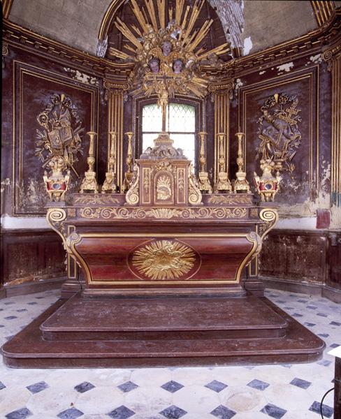 Ensemble du maître-autel : autel, tabernacle, croix