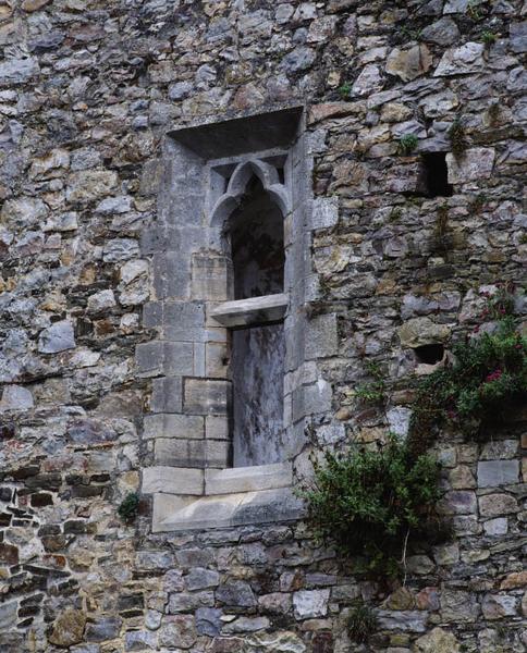 Ancien logis du 14e siècle. Détail d'une baie percée dans la courtine orientale.