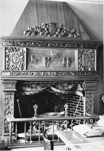 Altercation entre voisins, décor de cheminée du manoir de Boisthorel à Rai.- Photographie ancienne, fin 19e siècle. (Collection particulière Mouchel. 65J 257-265).