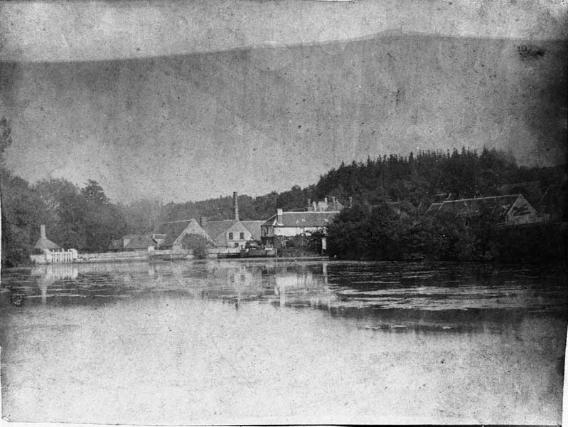 Etang et forge. L'empalure a été refaite en fonte en juillet 1905 (anciennement, pales en bois)".- Photographie ancienne, s.d., vers 1885. (Collection particulière Mouchel. 65J268-270).