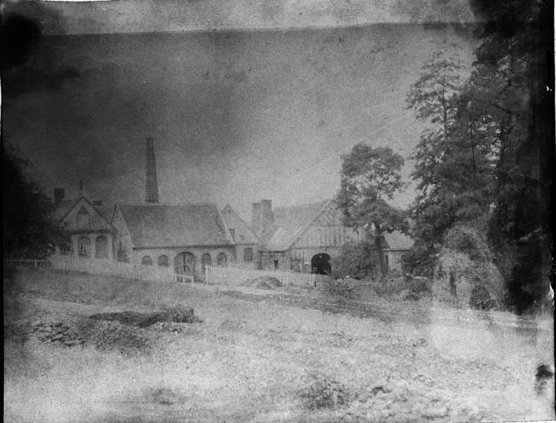 Notre ancienne forge d'Aube".- Photographie ancienne, s.d., vers 1885. (Collection particulière Mouchel. 65J268-270).