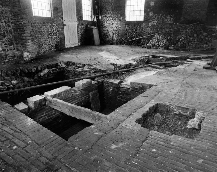 Atelier de fabrication dit du bocambre. Vue intérieure : emplacemement du bocambre (au fond) et bacs de nettoyage (au 1er plan).