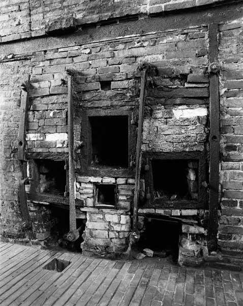 Atelier de fabrication (2). Détail : four d'affinage (2), ouvertures arrières visibles depuis l'intérieur de l'atelier de fabrication (3), dit du bocambre.