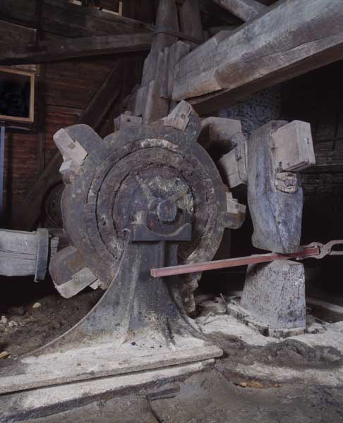 Aube : atelier de fabrication de l'affinerie, vue intérieure : marteau hydraulique. Détail : arbre à cames et tête du marteau. ; Atelier de fabrication, vue intérieure : marteau hydraulique. Détail : arbre à cames et tête du marteau.