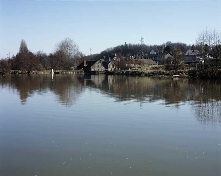 Bassin de retenue, bâtiments de l'affinerie et de la fonderie. Vue prise du nord-ouest.