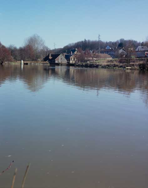 Bassin de retenue, bâtiments de l'affinerie et de la fonderie. Vue prise du nord-ouest.