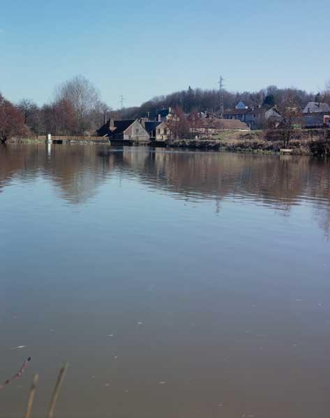 Bassin de retenue, bâtiments de l'affinerie et de la fonderie. Vue prise du nord-ouest.