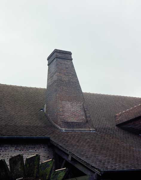 Cheminée du four de chaufferie, avec ouverture, murée, du gueulard d'un haut fourneau à cuivre.