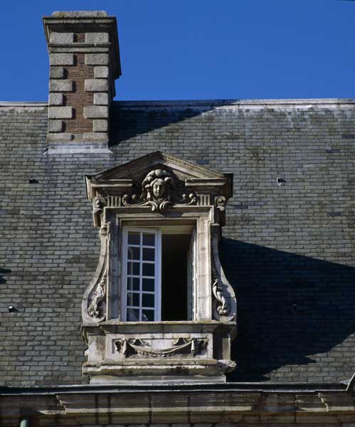 Corps de logis. Détail d'une lucarne.